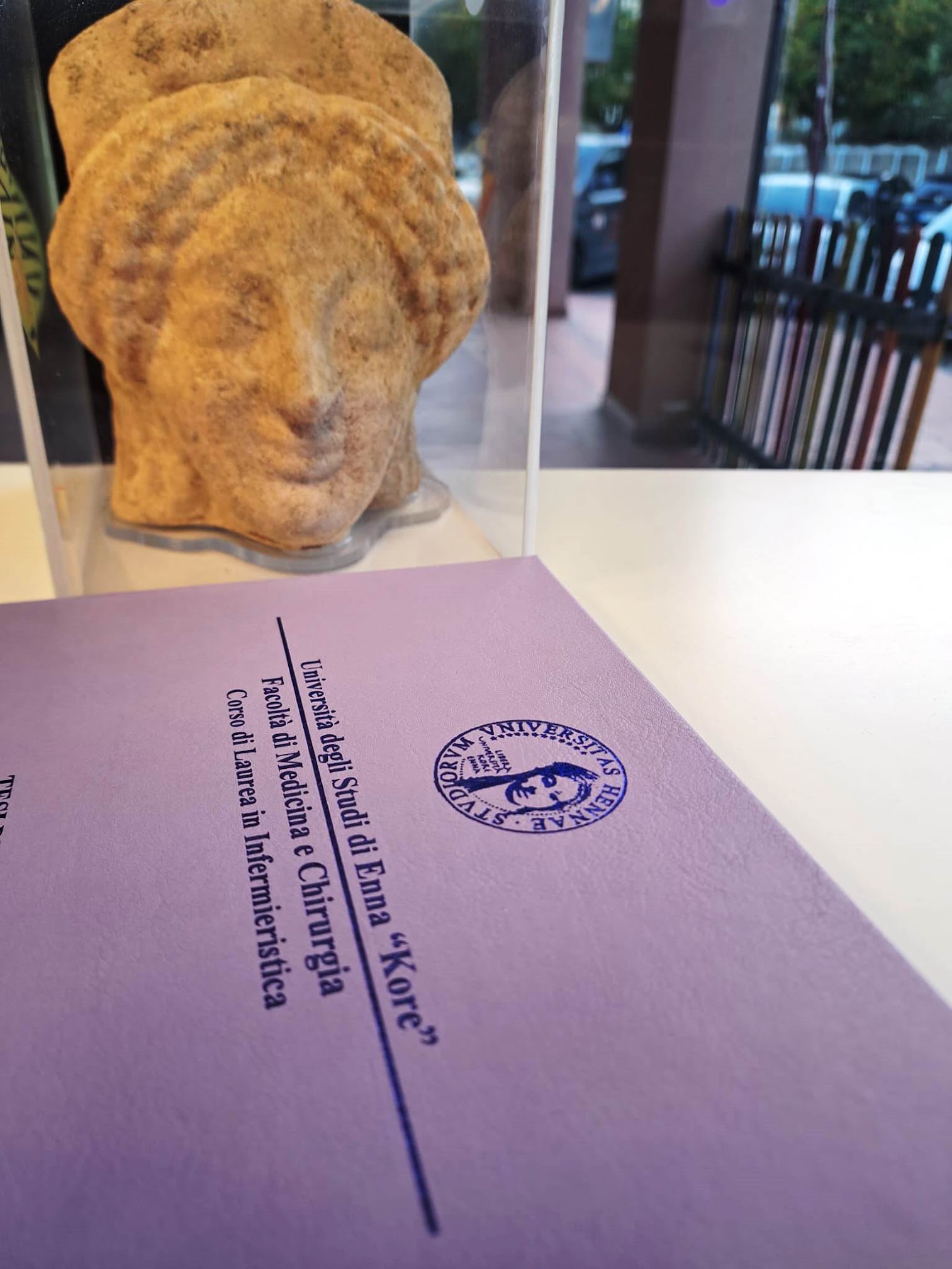 Tesi di laurea in medicina con copertina lilla pastello