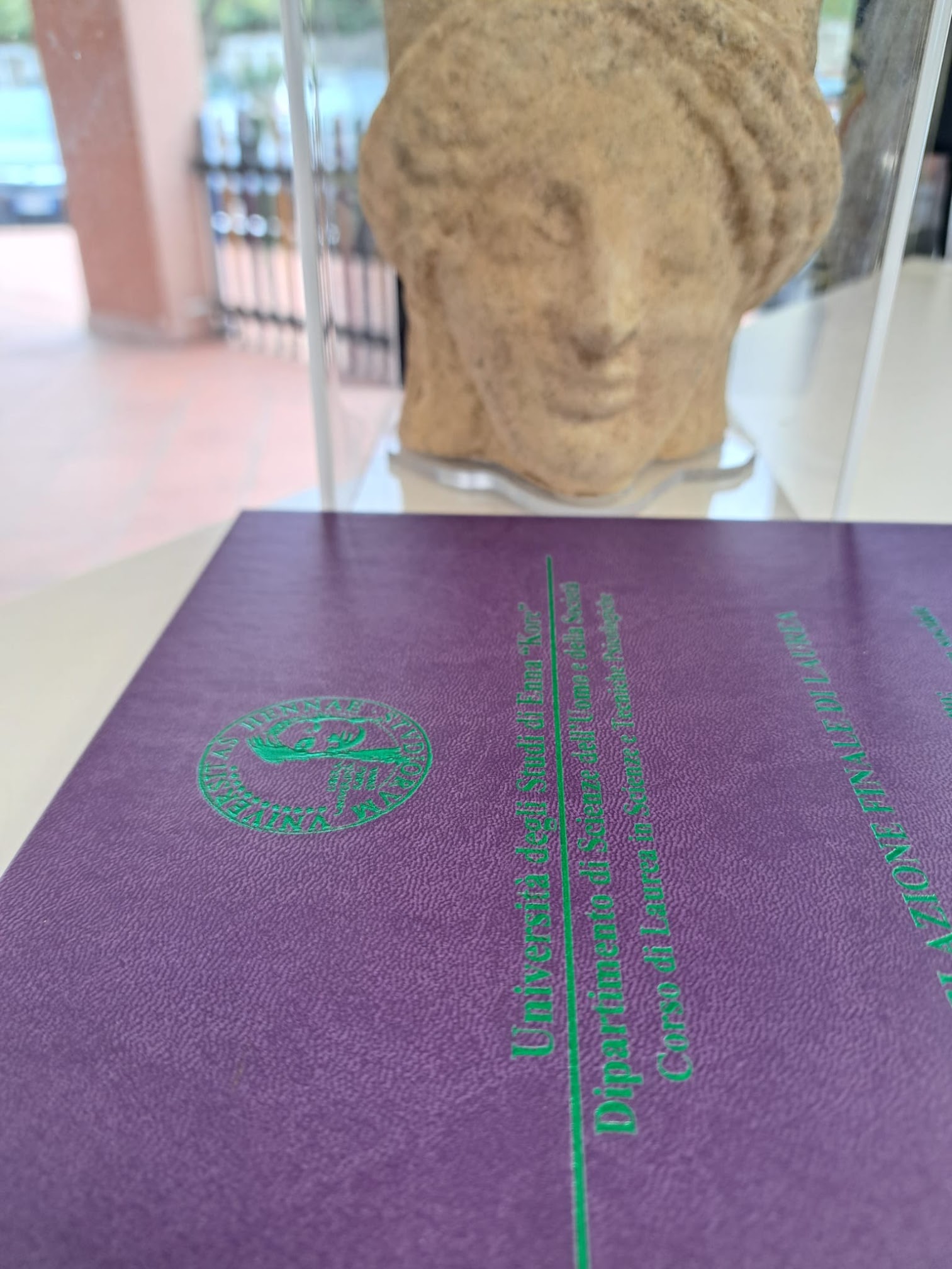 Copertina tesi viola camoscio con incisione personalizzata