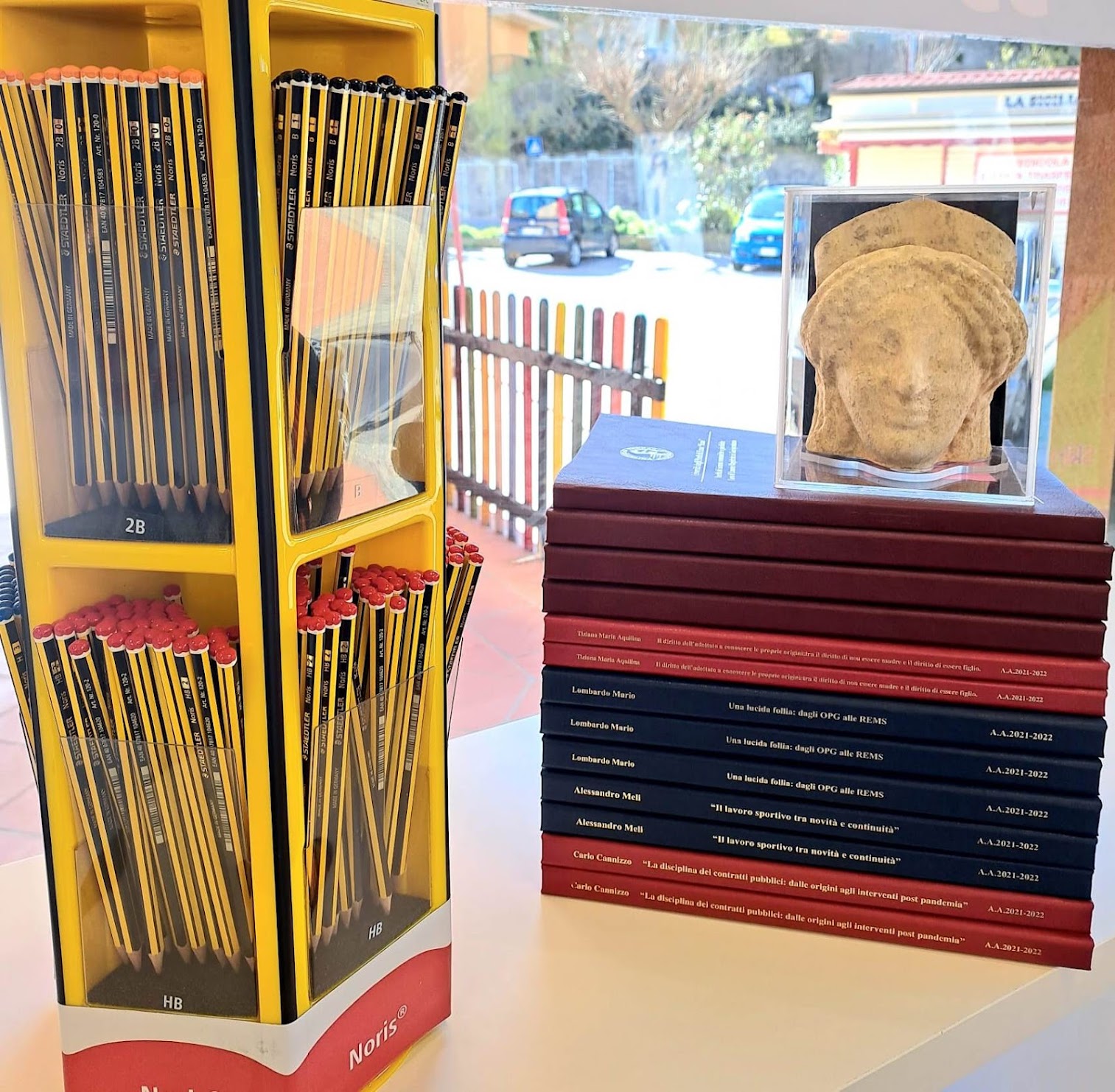 Pila di volumi rilegati a mano con copertine artigianali